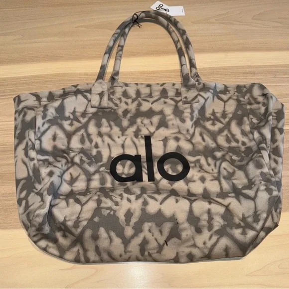 ALO Yoga Gray Camouflage Bag ALO Yoga | Bags | Alo Yoga Gray Camouflage Bag | Poshmark main image 4